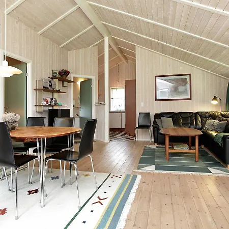 Three-bedroom Holiday In 1