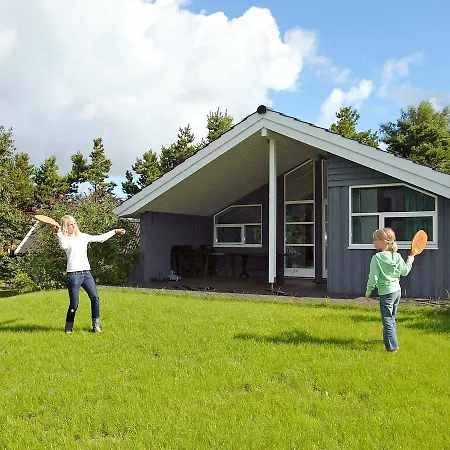Дом отдыха Three-bedroom Holiday In 1 Askeby