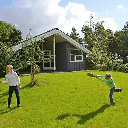 Three-bedroom Holiday In 1 * Askeby