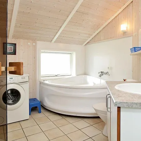 Feriehus Three-bedroom Holiday In 1