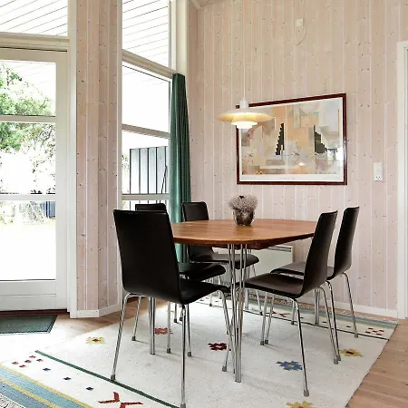 Three-bedroom Holiday In 1 Askeby